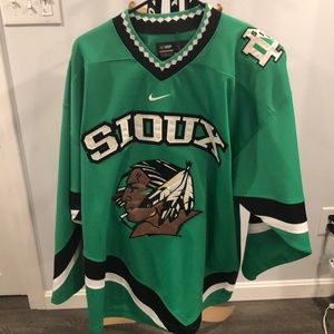 North Dakota Sioux Hockey Jersey Vintage
